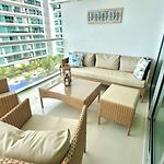 Beachfront Luxury 2Br - Pool, Balcony & Ocean Vie