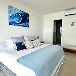 Beachfront Luxury 2Br - Pool, Balcony & Ocean Vie