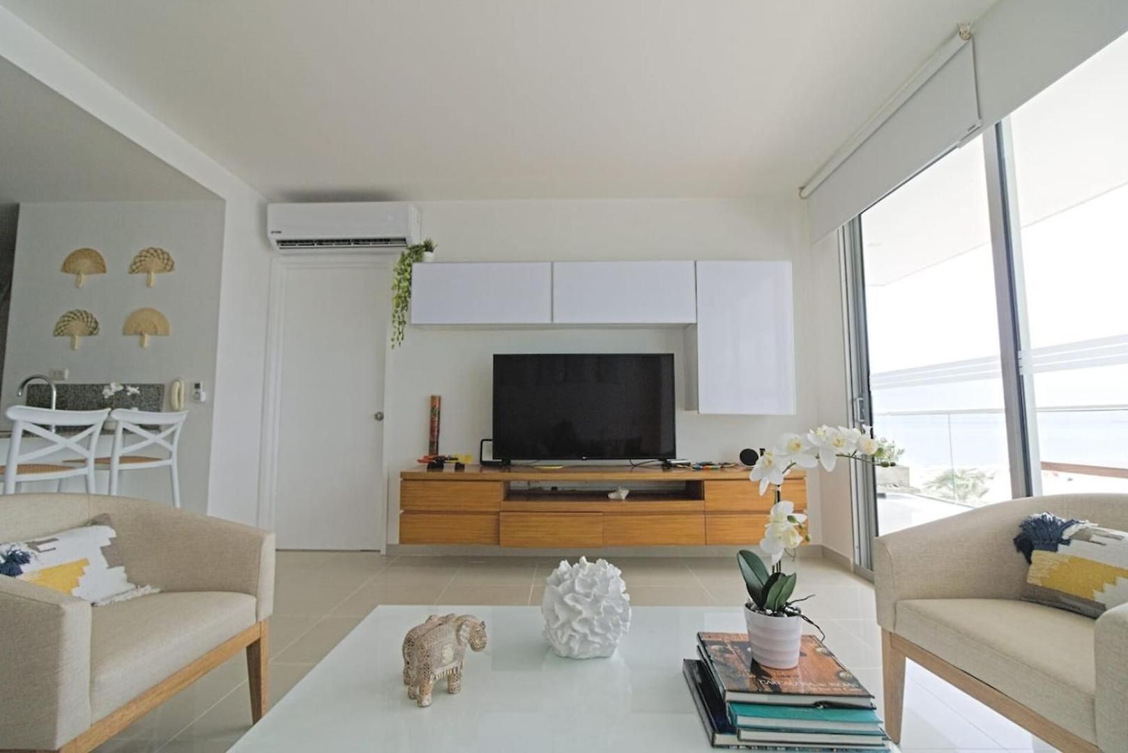 Beachfront Luxury 2br - Pool, Balcony & Ocean Vie