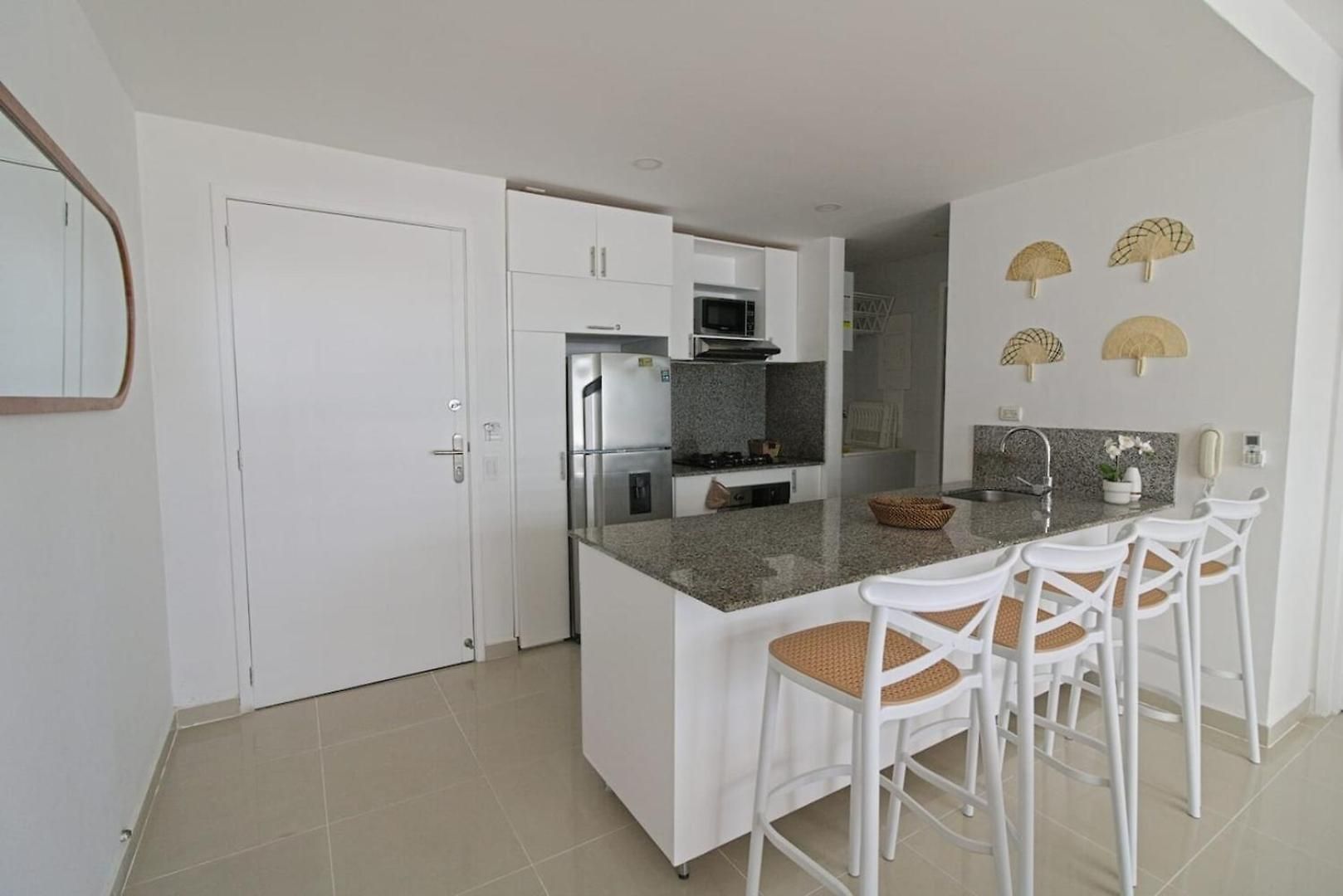 Beachfront Luxury 2br - Pool, Balcony & Ocean Vie Cartagena