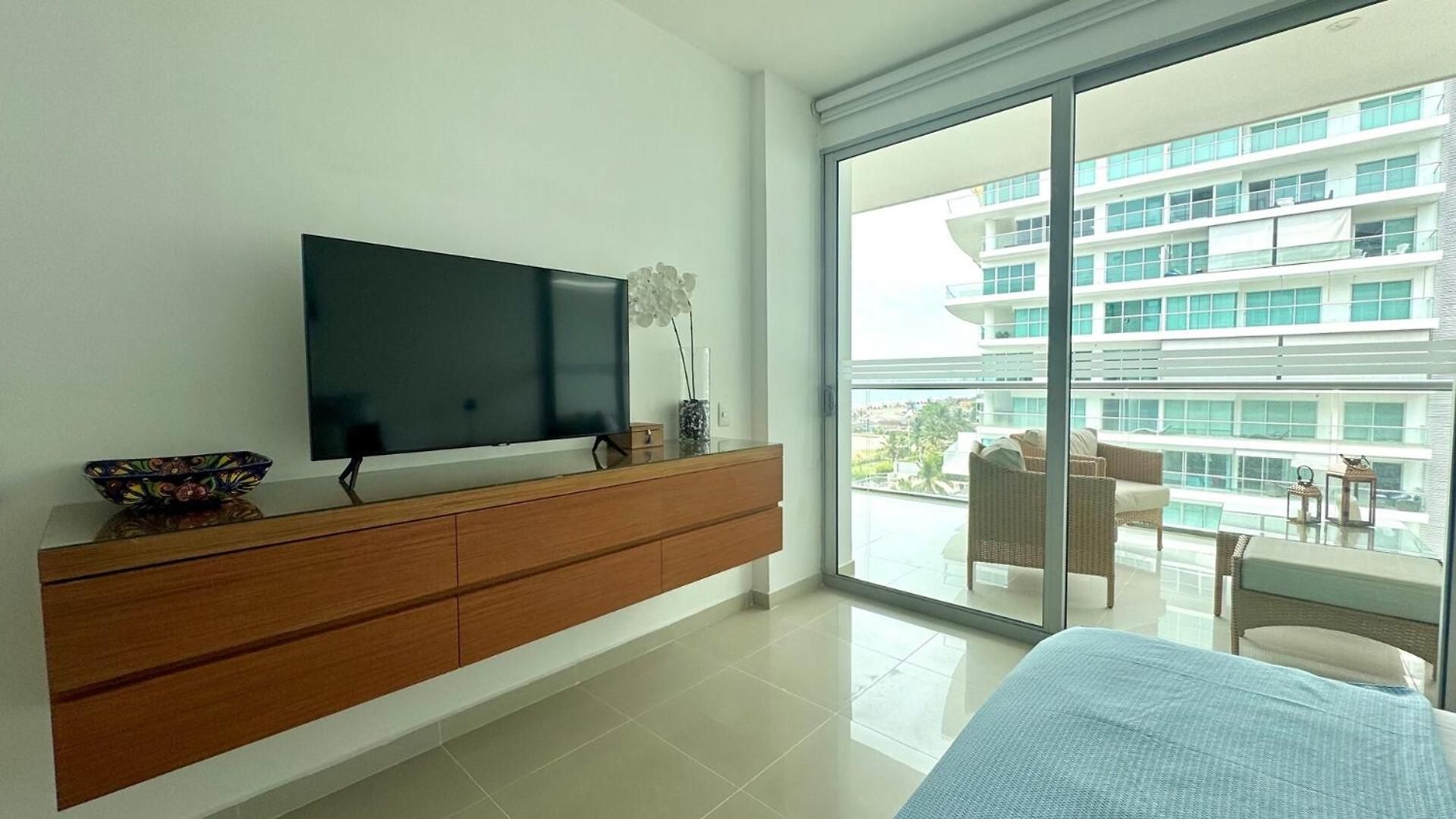 Beachfront Luxury 2br - Pool, Balcony & Ocean Vie