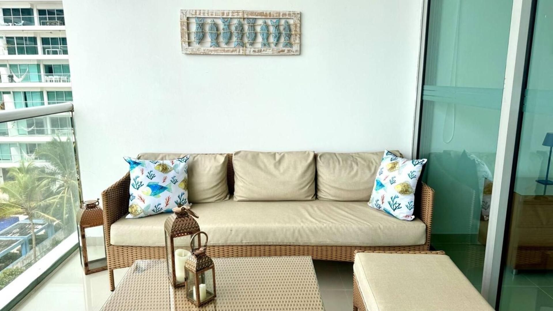 Beachfront Luxury 2br - Pool, Balcony & Ocean Vie *