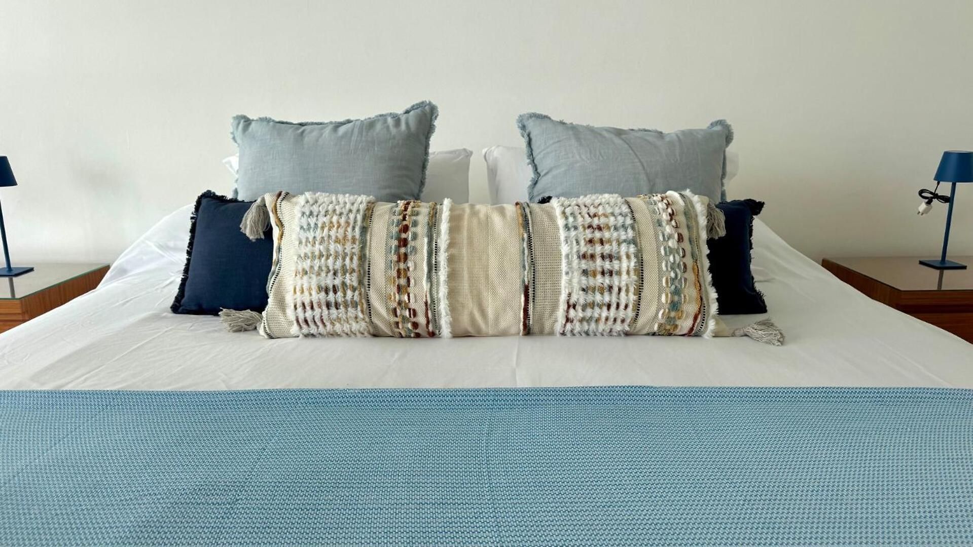 Beachfront Luxury 2br - Pool, Balcony & Ocean Vie