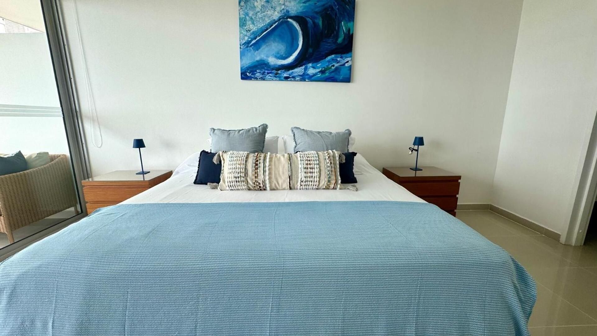 Beachfront Luxury 2br - Pool, Balcony & Ocean Vie Cartagena