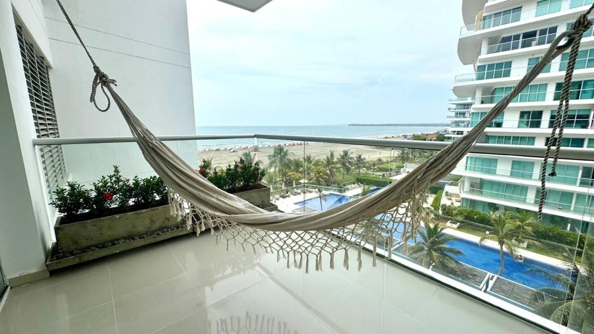 Beachfront Luxury 2br - Pool, Balcony & Ocean Vie *