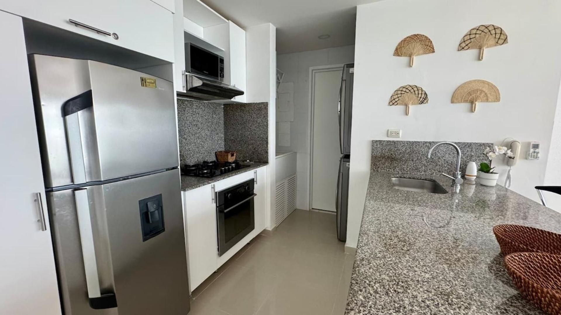 Beachfront Luxury 2br - Pool, Balcony & Ocean Vie *