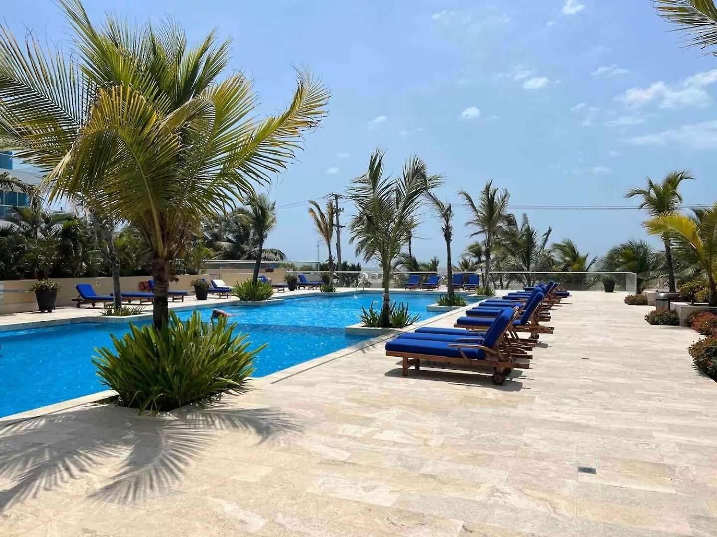 Apartamento Beachfront Luxury 2br - Pool, Balcony & Ocean Vie
