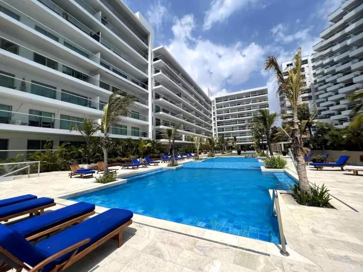 Beachfront Luxury 2br - Pool, Balcony & Ocean Vie *