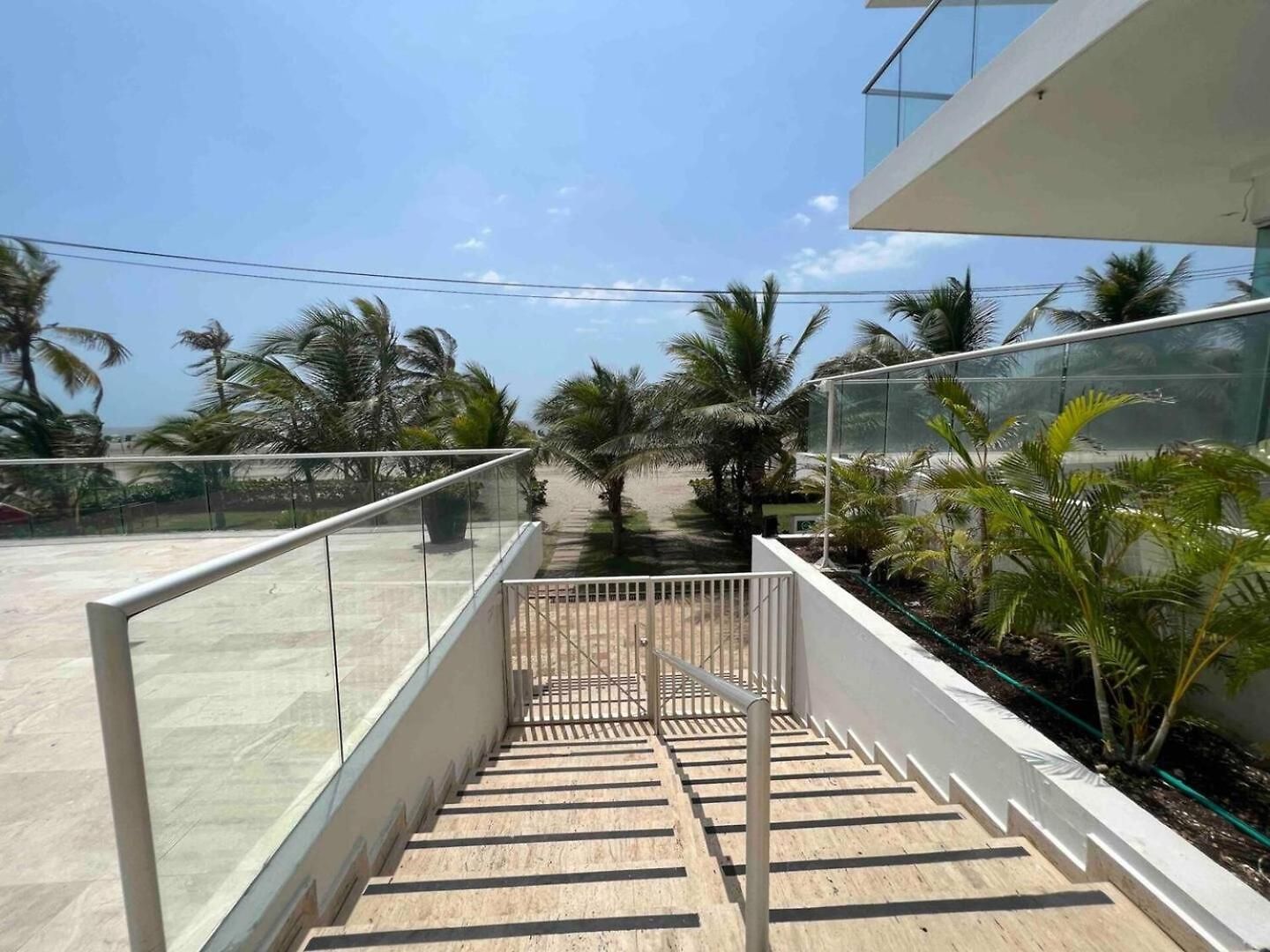 Beachfront Luxury 2br - Pool, Balcony & Ocean Vie Apartamento Cartagena