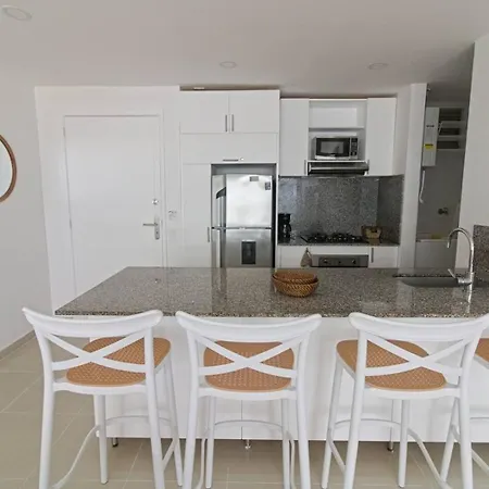 Beachfront Luxury 2br - Pool, Balcony & Ocean Vie Apartamento Cartagena
