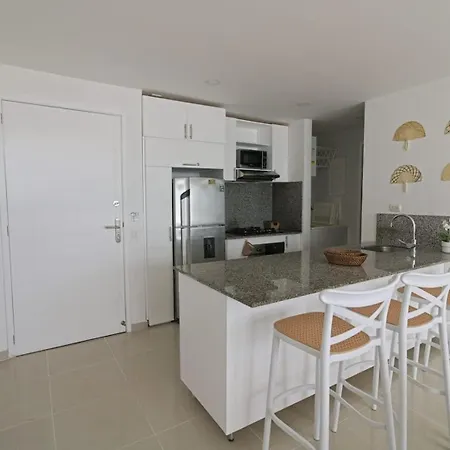 Beachfront Luxury 2br - Pool, Balcony & Ocean Vie Cartagena