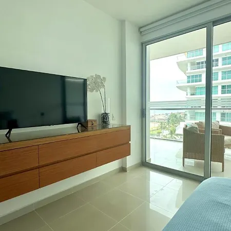 Beachfront Luxury 2br - Pool, Balcony & Ocean Vie
