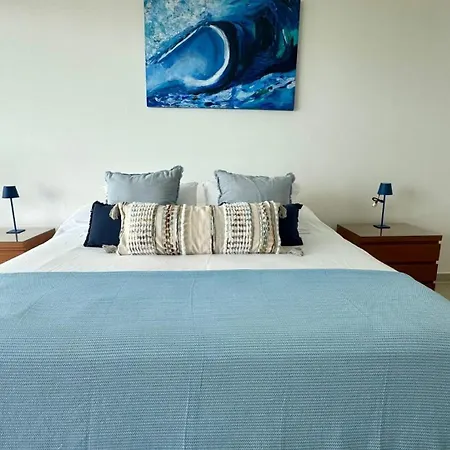 Beachfront Luxury 2br - Pool, Balcony & Ocean Vie Cartagena