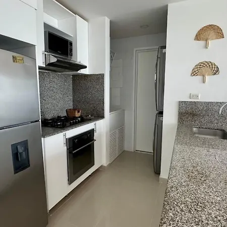 Beachfront Luxury 2br - Pool, Balcony & Ocean Vie *