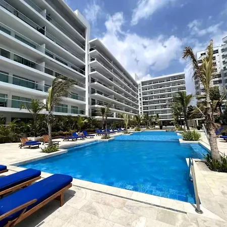 Beachfront Luxury 2br - Pool, Balcony & Ocean Vie *